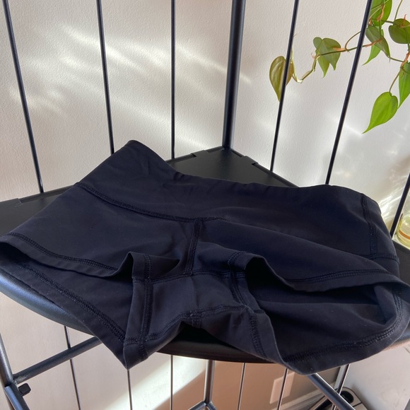 Lulu booty shorts size 2 - Picture 2 of 3